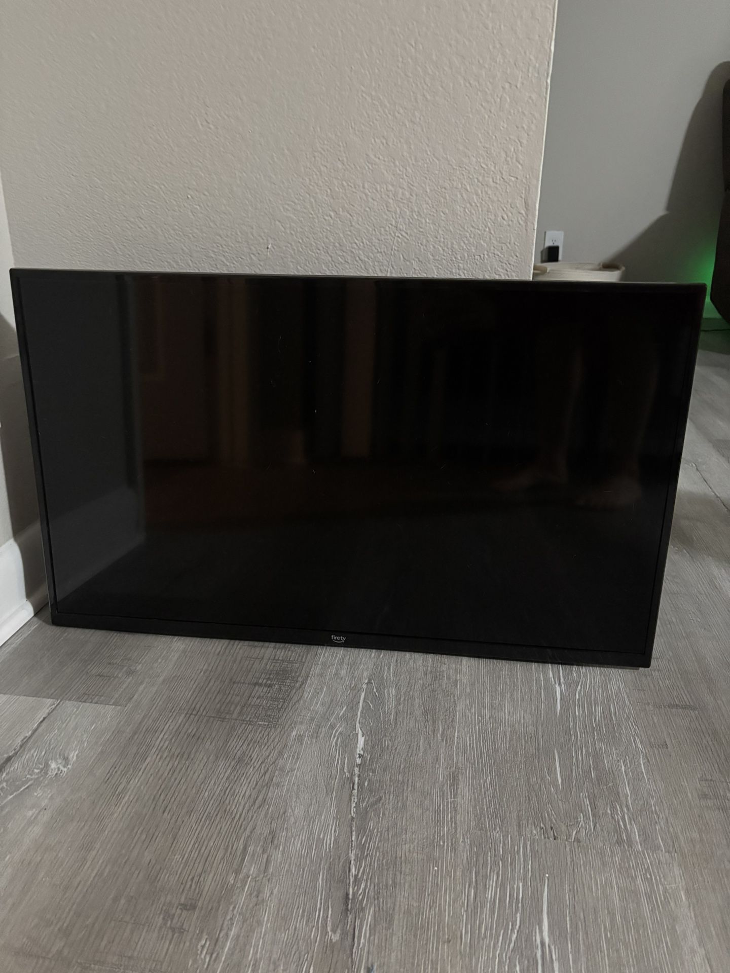 32” FIRETV W/ MOUNT
