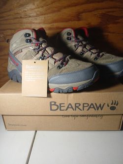 9.5 LADIES BEARPAW BOOTS