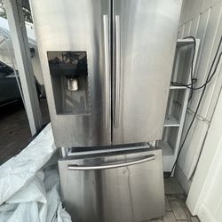 Refrigerator $100 . Works Good . Ice Maker 🧊 Great 