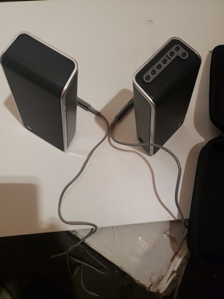 Logitech Computer/Laptop Speakers. Like new with case and support stands