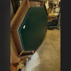 Card Playing Table.  In Great Condition( Pick Up Only)
