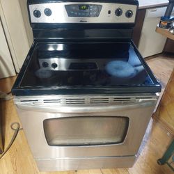 Reduced: Amana Black And Stainless 4 burner Glass Top Stove With Self Cleaning Oven Works Good