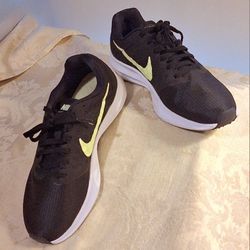 NIKE Downshifter 7 Running walking shoes, black/green, Women's Sz. 7 #852466-012
