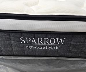 LIKE NEW! Plush Luxury Hybrid King Mattress - Delivery Available!