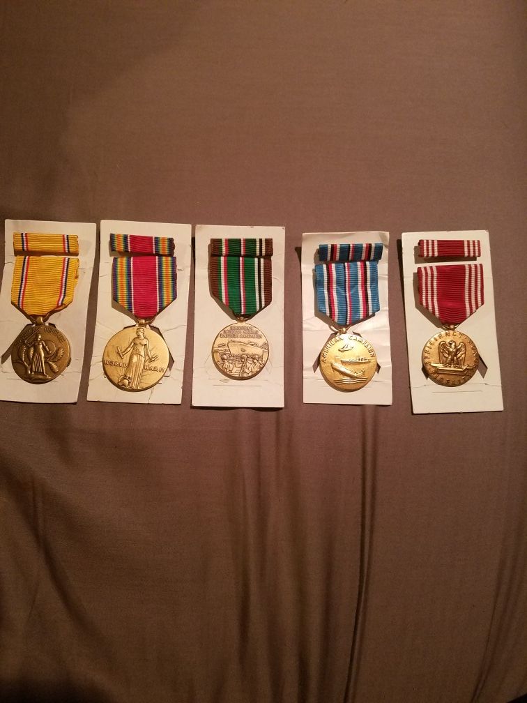 (5 )World War 2 Medals