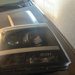 Both Of The Lights Work But Just A Driver Side  Is Low. You Just Need To Buy The bombilla For A Tahoe  2007