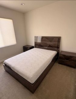 Favignana Modern Queen Bedroom Set – Like New