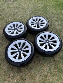 Tesla 19inch Wheels with All-Season Tires