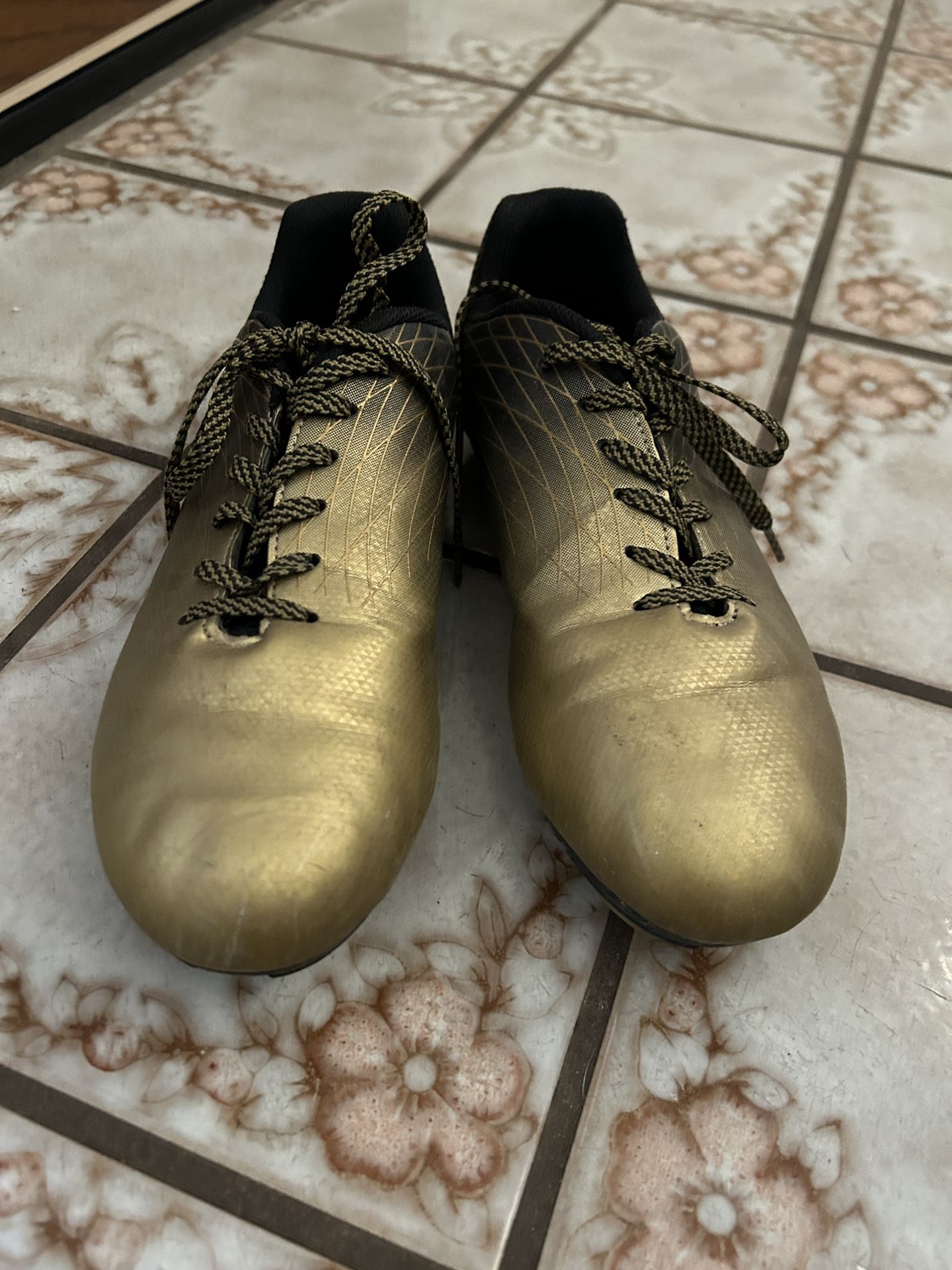 Kid’s Soccer Cleats (size: 5.5)