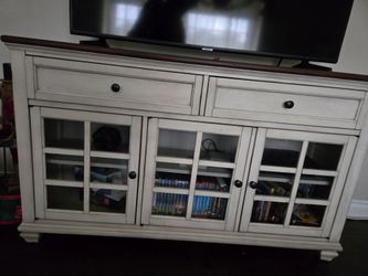 Side Cabinet (Costco) in Excellent Condition