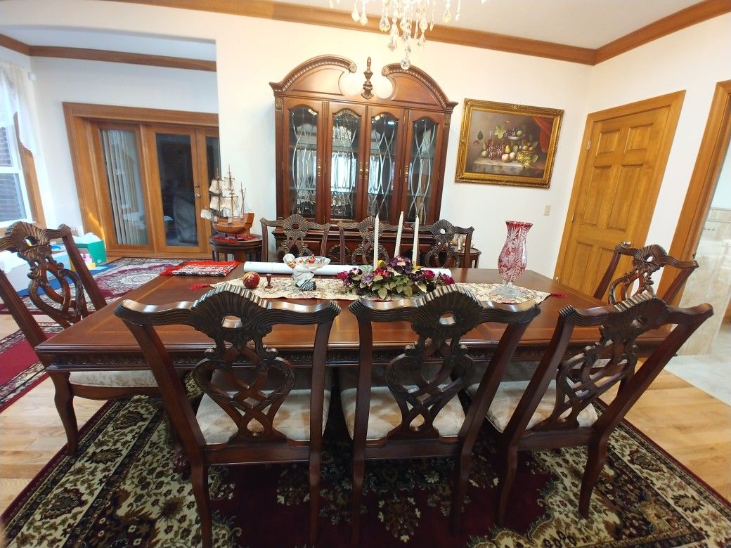 Excellent condition dining room furniture.