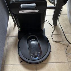 Working Shark robot vac