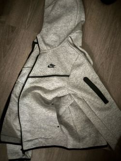 GREY NIKE TECH SIZE MEDIUM