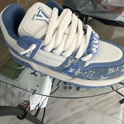 LOUIS VUITTON Sneakers