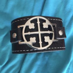 BROWN CUFF BRACELET WITH SILVER-TONED EMBLEM