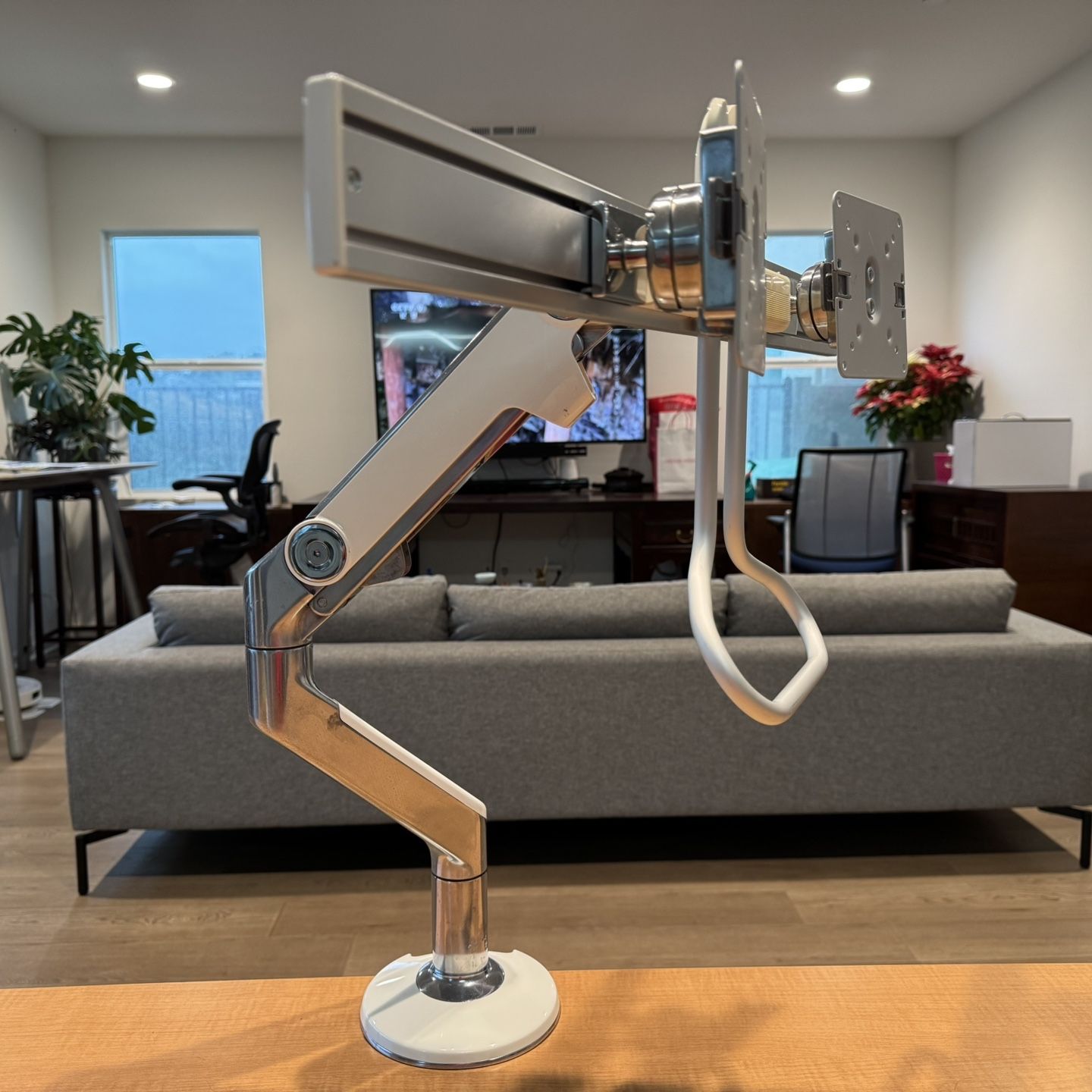 Humanscale M8.1 DUAL MONITOR ARM(28”), CROSSBAR WITH HANDLE, ANGLED ...