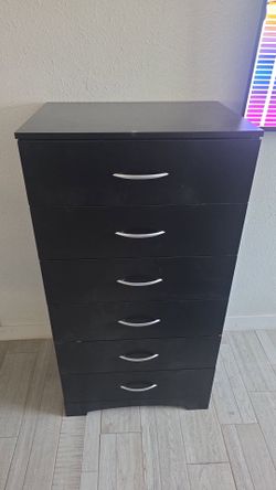 Step One 6-Drawer Pure Black Chest of Drawers