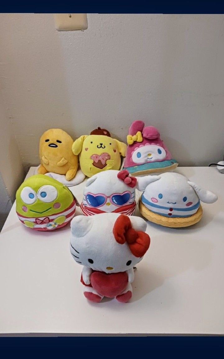 All Hello Kitty!
Only 3 dollars each piece (you must buy at least 3 pieces).
All original 7 Hello Kitty and friends plushes collection New with TAG .
