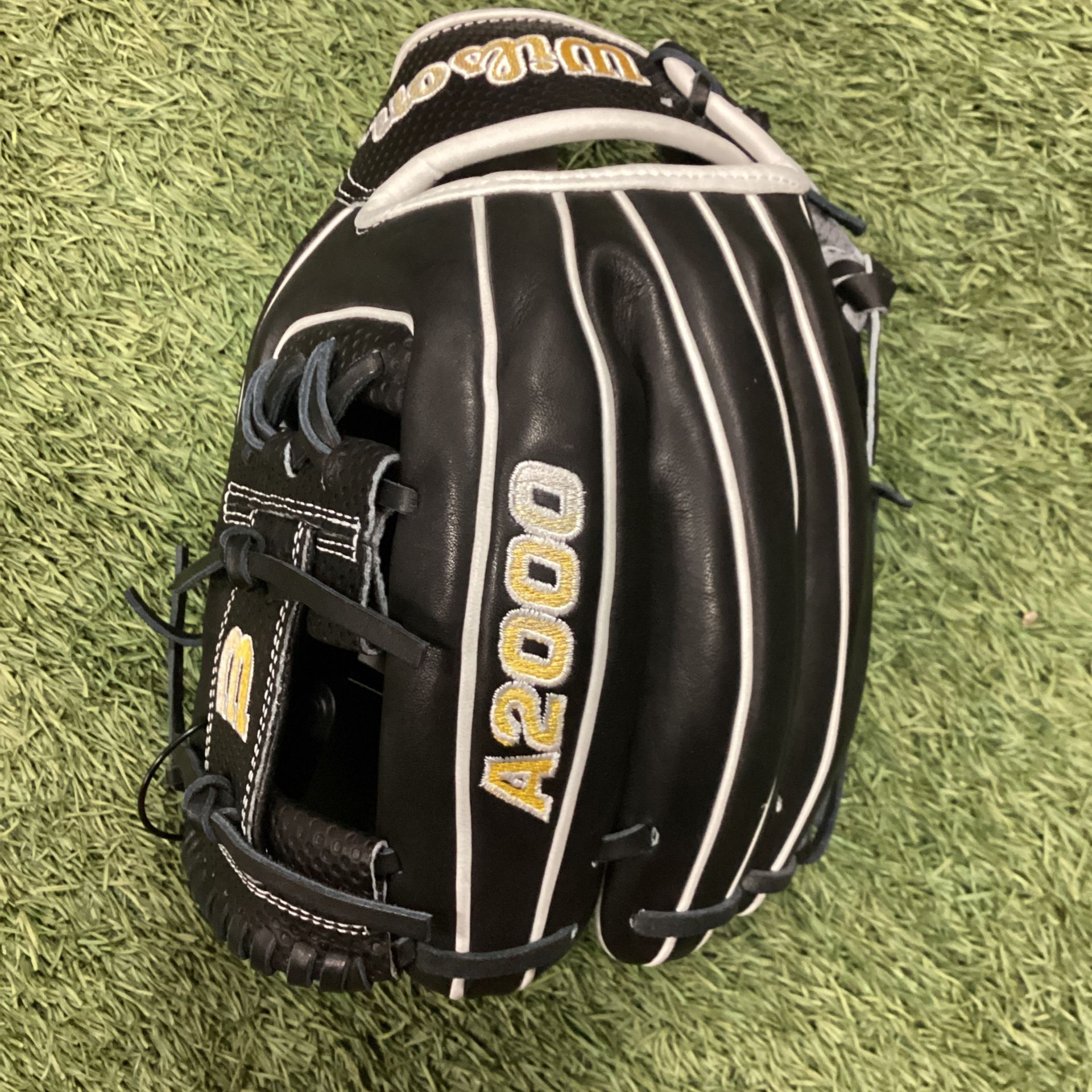 New Wilson SC1786 A2000 12.5” Infield Baseball Gloves SKU 2793-12ninetyseven