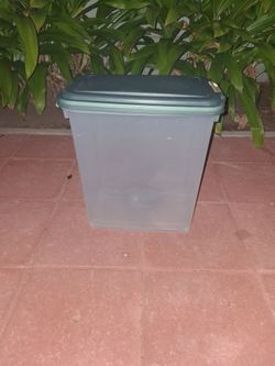Airtight 64oz pet food container