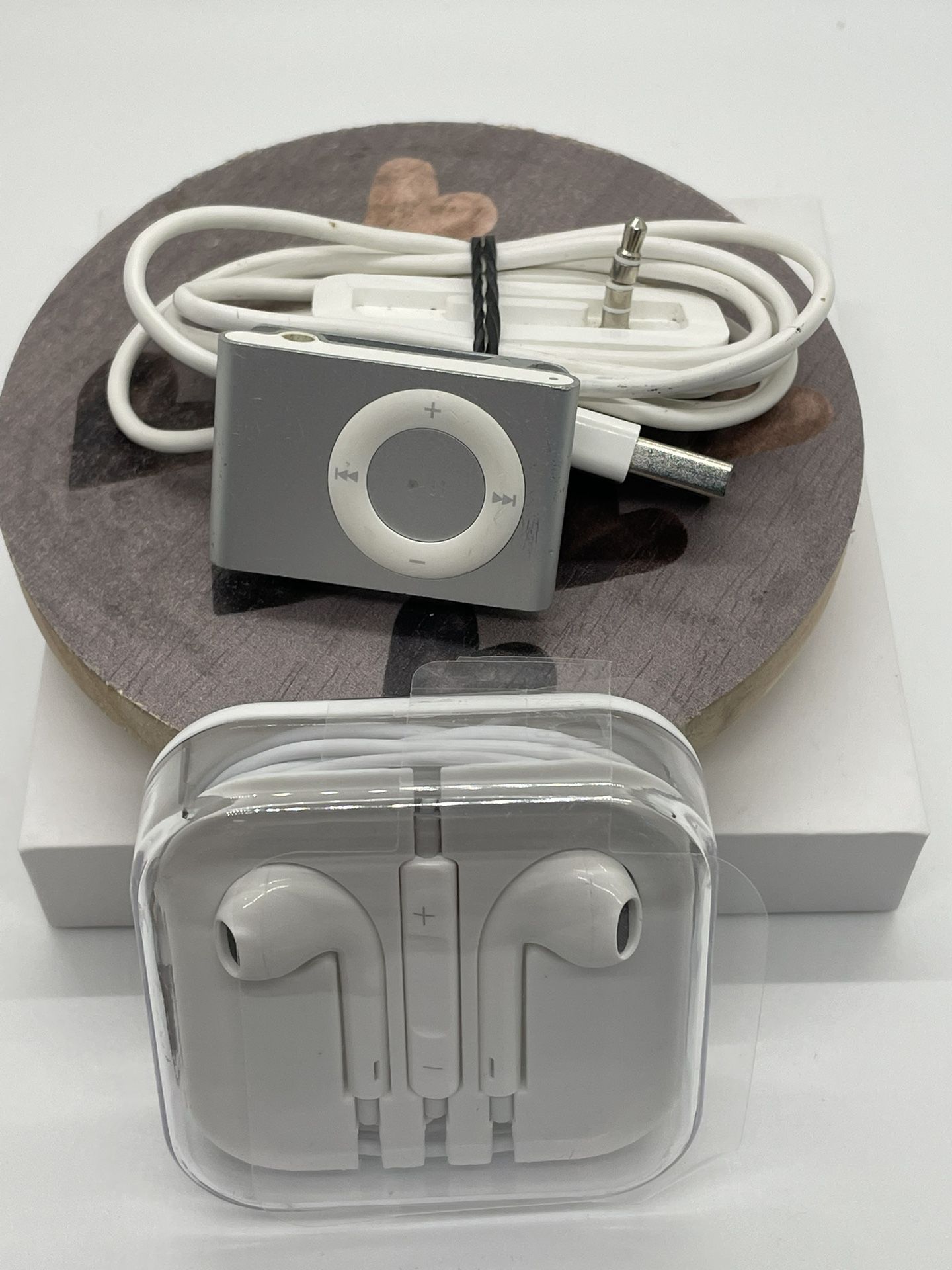 Apple iPod Shuffle 2nd Generation Silver With Apple Charging Stand And New Earbuds