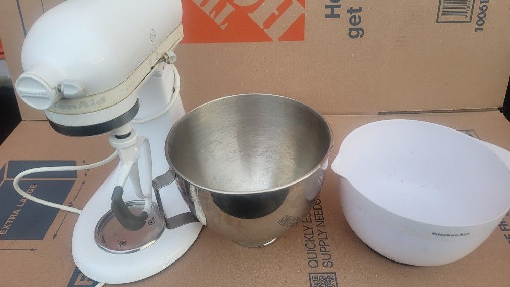 kitchen aid ultra speed mixer with accessories snd bowls work