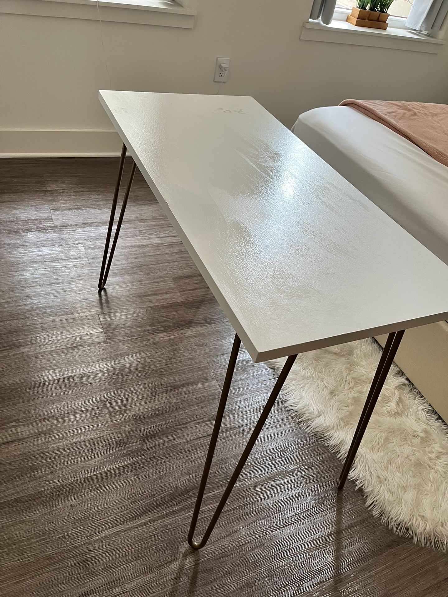 Modern White Computer Desk – Sleek & Stylish