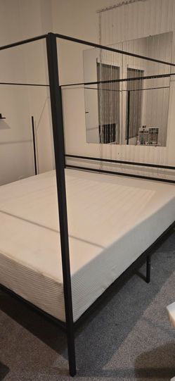 Brand New 12 in Green Tea Mattress and king Size Metal Frame