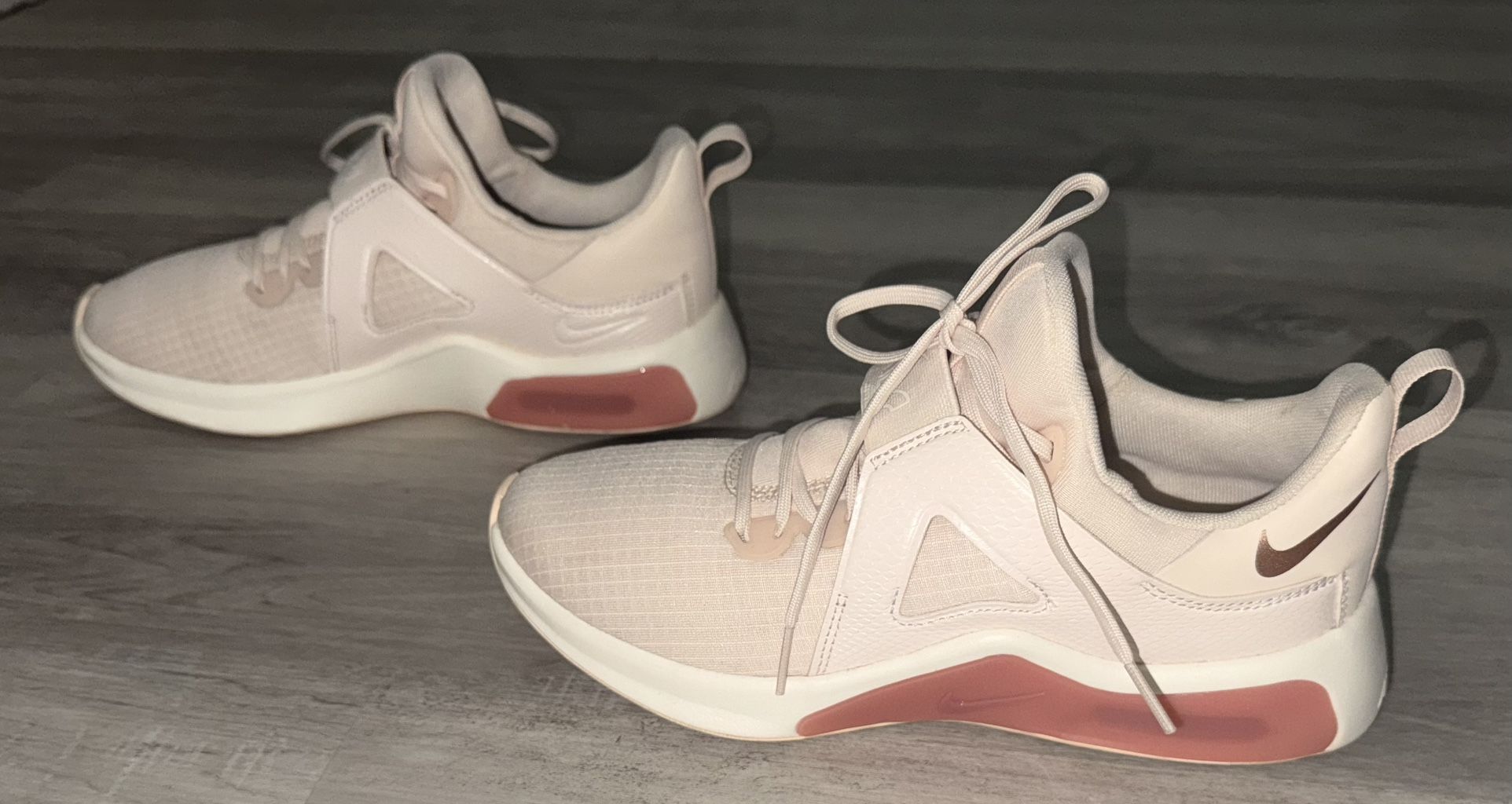 Women’s Nike Air Max Bella Sneakers Size 8