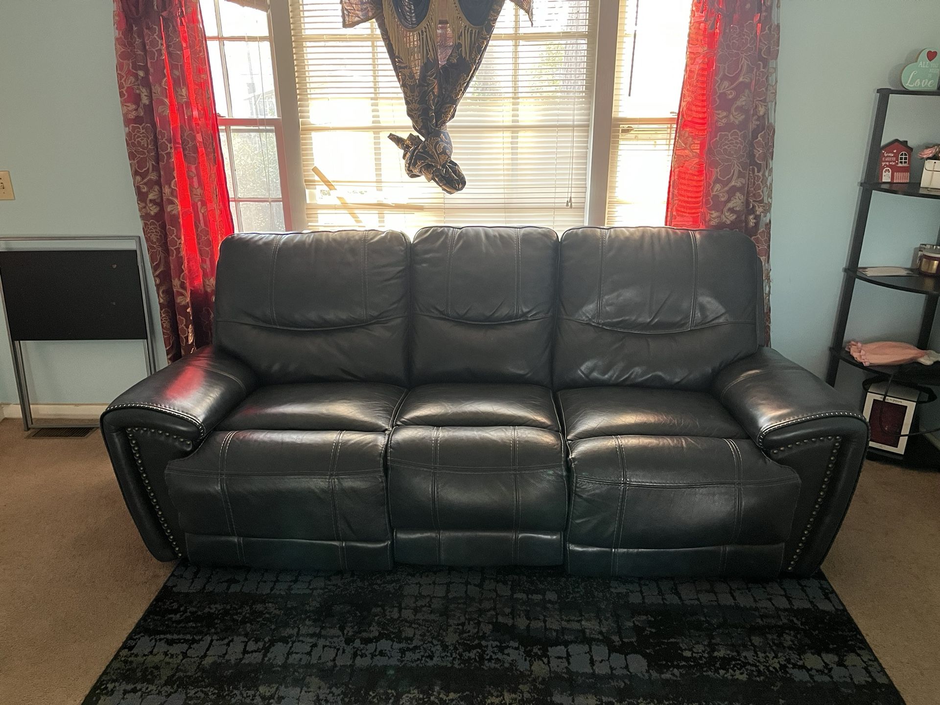 🔥 Recliner Couch – Clean, Comfy & Affordable!