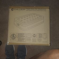 TWIN SIZE AIR MATTRESS 