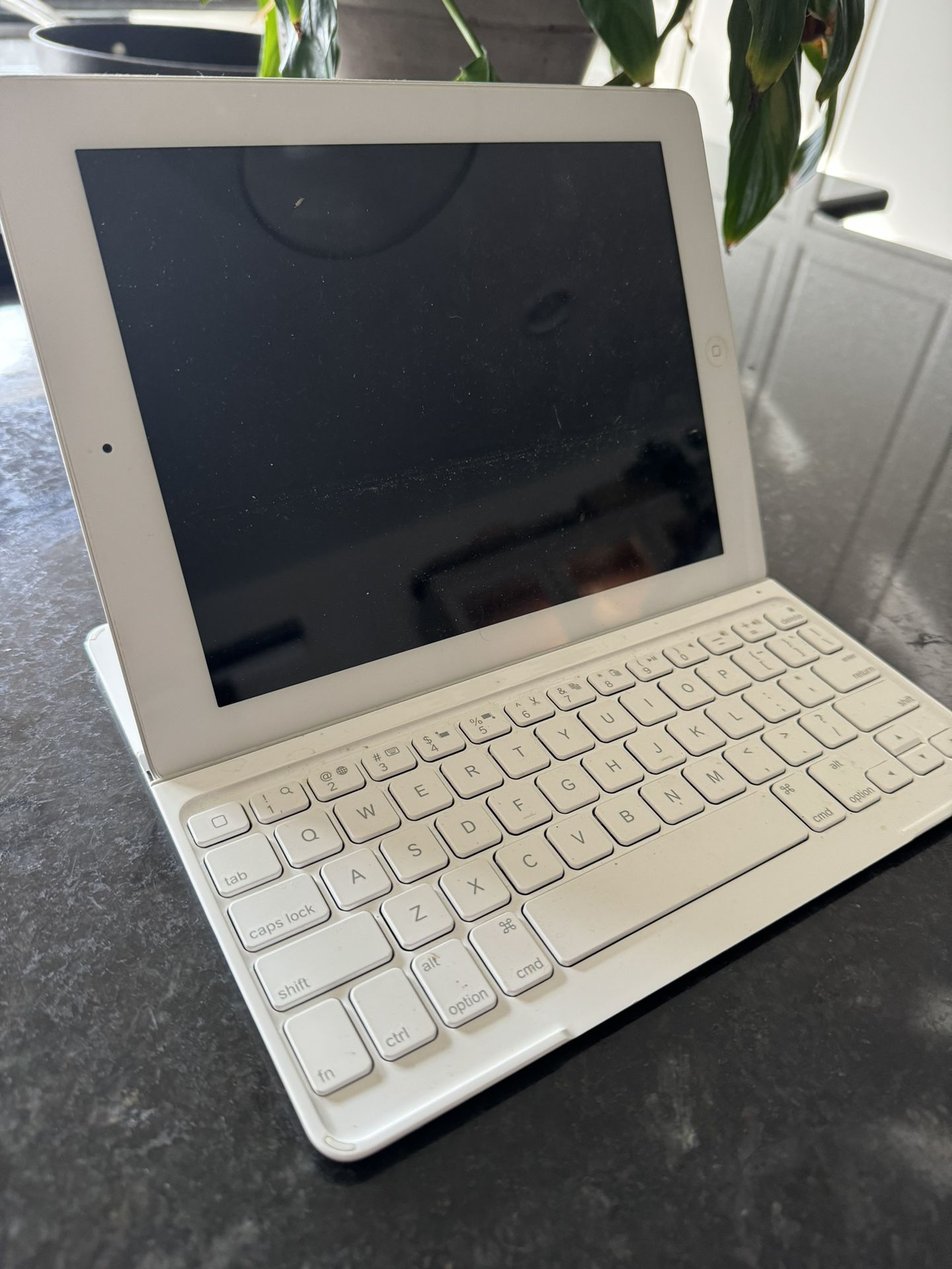 Apple iPad 4th Gen, 32 GB, Silver & White - with Logitech Keyboard 