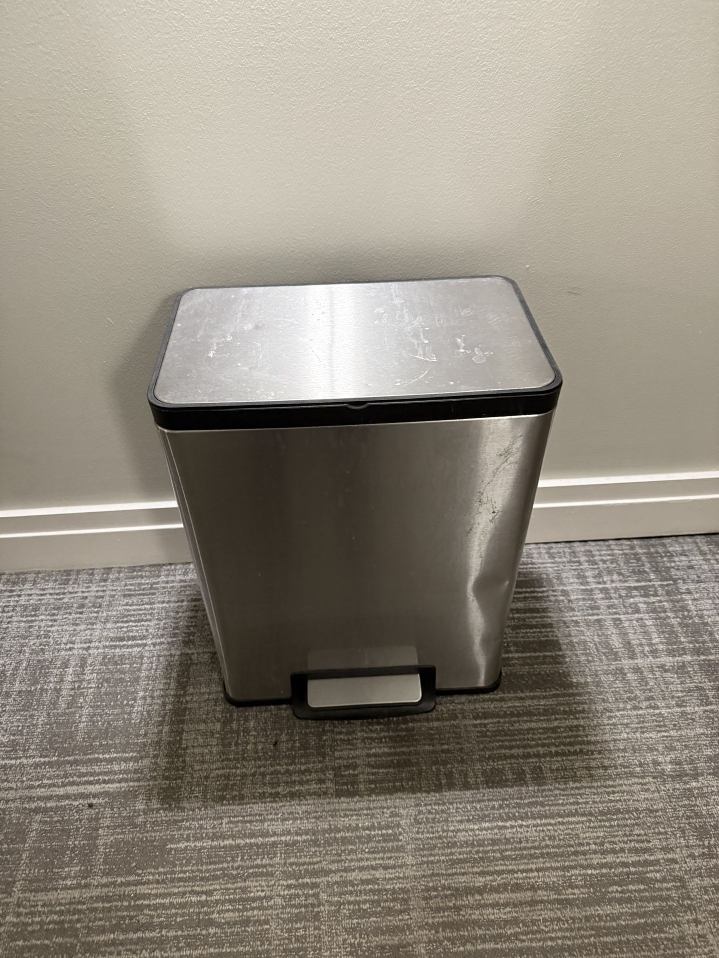 Rubbermaid 12 Gallon Silver Metal Indoor Kitchen Step Trash Can