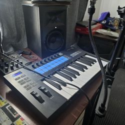 JBL LSR305 Pair Powered Monitor And Novation Launch key Mk 3