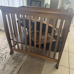 DaVinci 4-in-1 Convertible Crib in Chestnut,