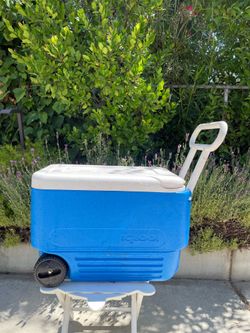 38qt Blue IGLOO Cooler with  Wheels 🧊 Good Condition 🧊