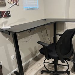 Carbon Fiber Power Standing Desk And Chair 