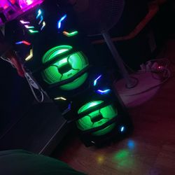 Bluetooth Speaker Changes Color To The Music Of The Beat..