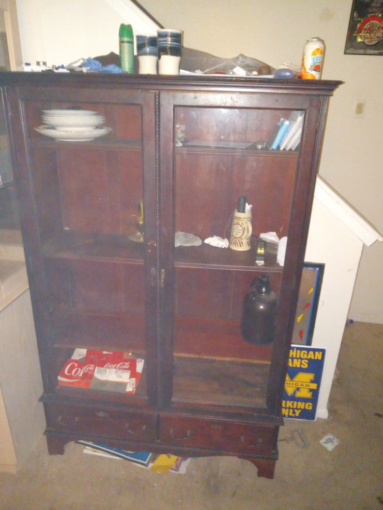 Antique.
Cabinet