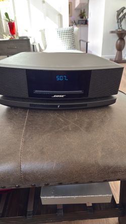 BOSE WAVE  music System lV  Sound touch pedestal.