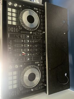 DDJ-SZ2 Turntables With Case