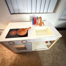 Battat Two n’ One white pretend play kitchen