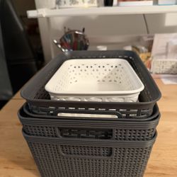 Small plastic basket 