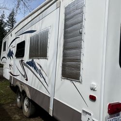 2005 32 Ft Keystone Rv Company 1 Slide