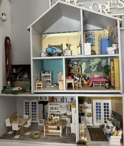 Dollhouse With Furnishings And More 