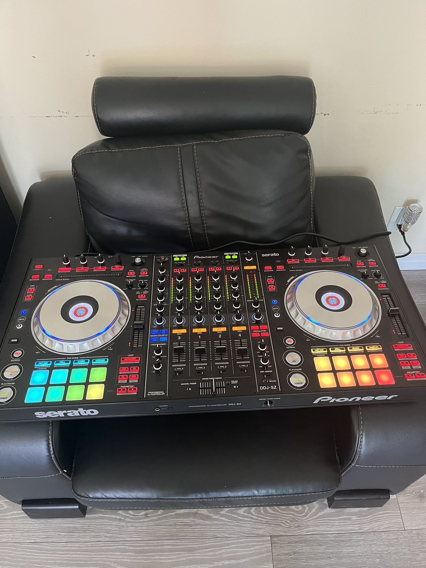 PIONEER DDJ-SZ PROFESSIONAL DJ CONTROLLER LIKE NEW 