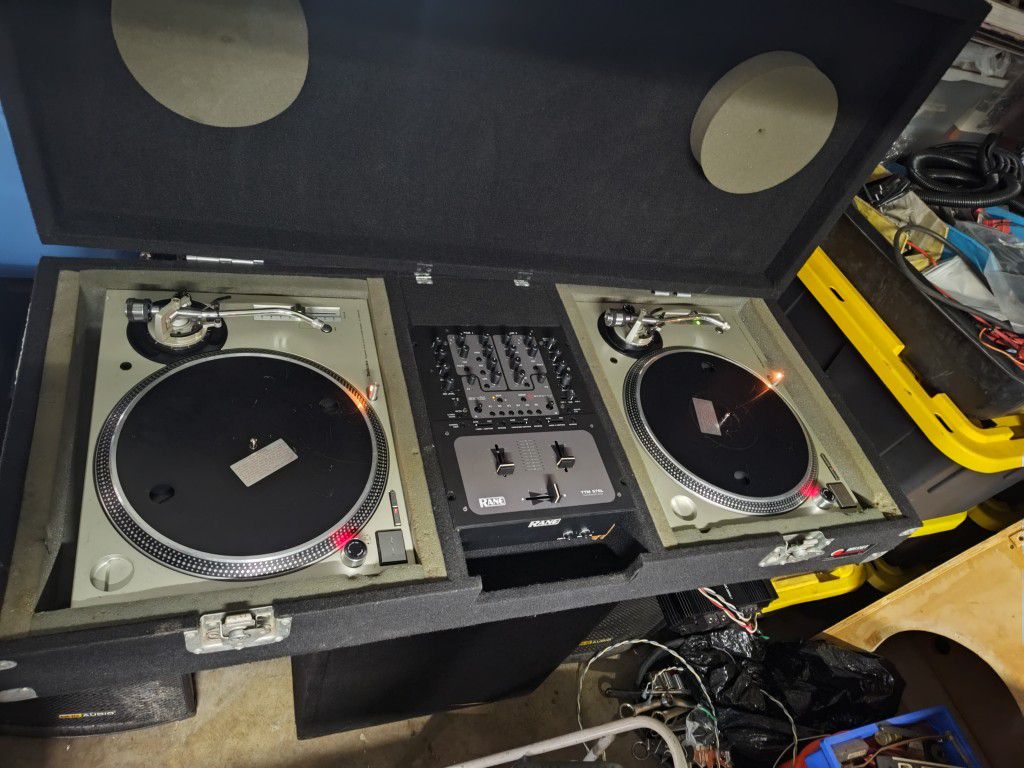 2 Turntables And A Mixer 