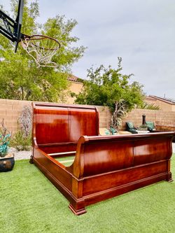 BEAUTIFUL HEAVY SOLID WOOD THOMASVILLE CAL KING BED FRAME ( HEAVY ) FREE DELIVERY 🚚 FIRST FLOOR ( GREAT CONDITION 🥰👌🏻 )