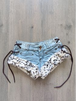 Y2K Light Wash Faux Fur Leopard Trim Grommet Lace-Up Denim Shorts 🐆