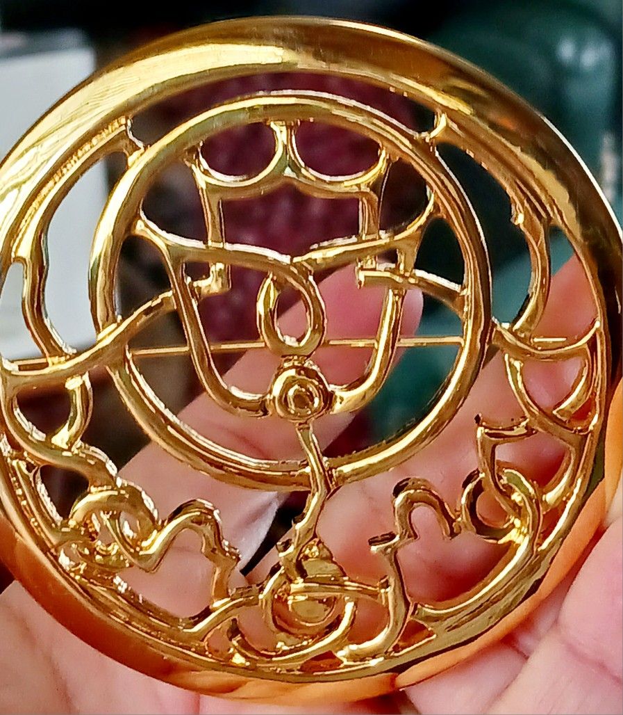 Vintage, Large Gold Brooch, "Mary Mcfadden", Signed. Wonderful Rendition Of A Celtic Knot. 3-1/16"in Diameter 